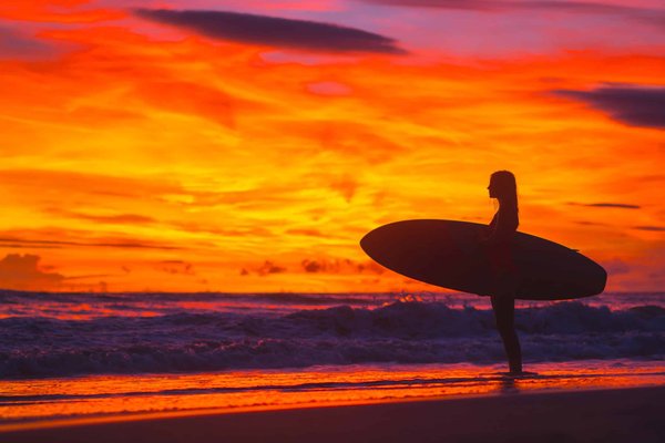 Comment choisir et porter des ceintures fines avec une robe pull pour créer une silhouette plus structurée?