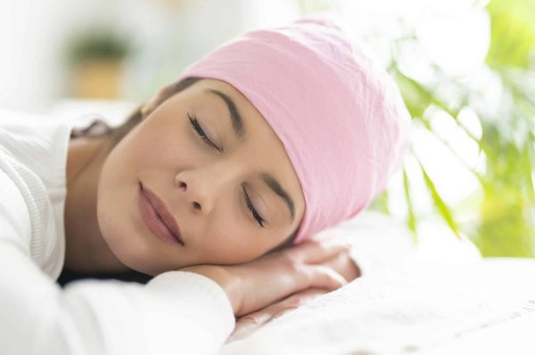 Quelles sont les techniques pour incorporer un foulard de soie à motifs dans une tenue corporate sans enfreindre le code vestimentaire?