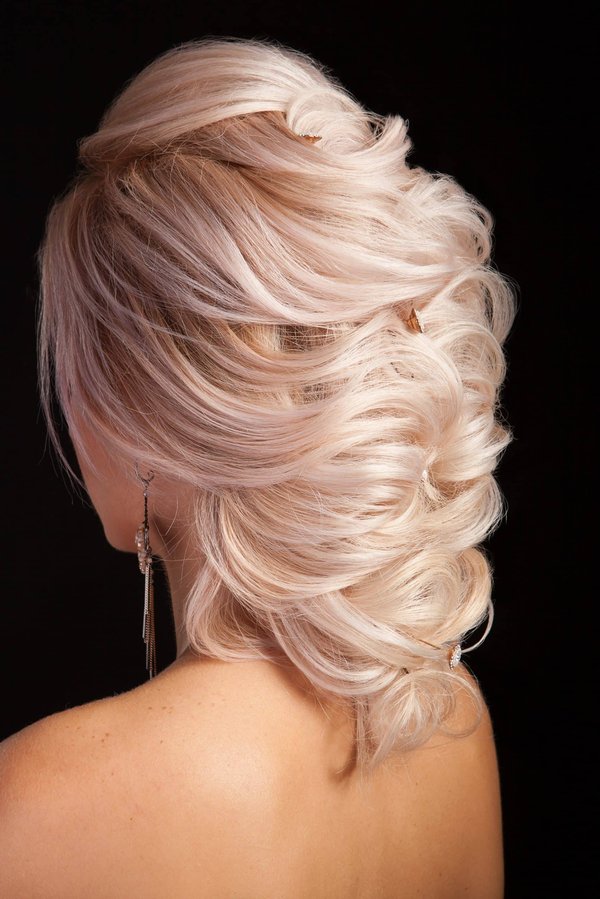 Quelles sont les étapes pour réaliser une chignon bohème chic pour un mariage?