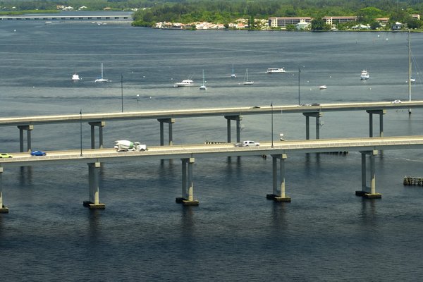 Quelles astuces pour choisir un collier plastron adapté à un décolleté en V profond?