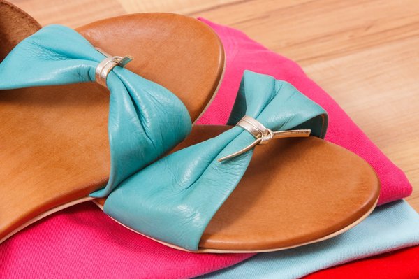 Quels sont les critères pour choisir des sandales à brides élégantes convenant à une marche prolongée en vacances?