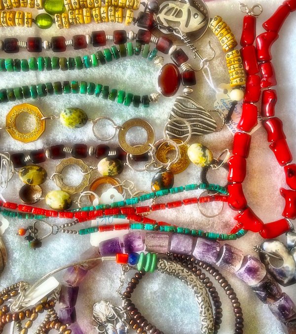 Comment choisir des bijoux en pierres fines pour rehausser une tenue monochrome?